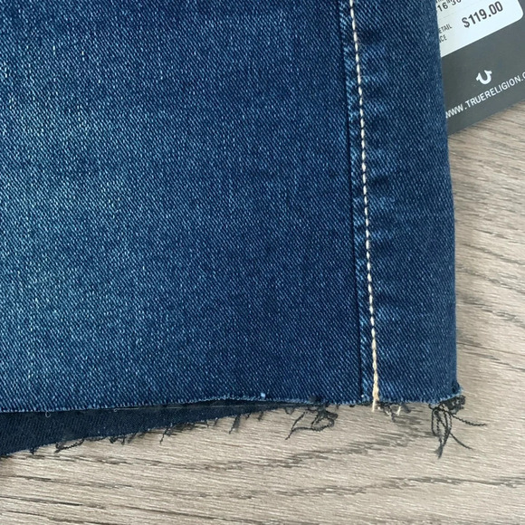 True Religion Jennie Mid Rise Raw Hem Shorts - Size 31 - Dark Scorched Wash NWT - Picture 6 of 15
